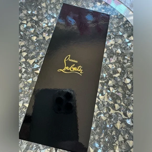 CHRISTIAN LOUBOUTIN
Rouge Louboutin 001 M Velvet Matte Lipstick - Picture 5 of 5